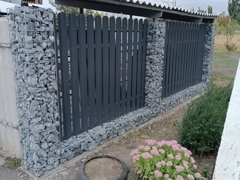 Заборы и столбы из габионов